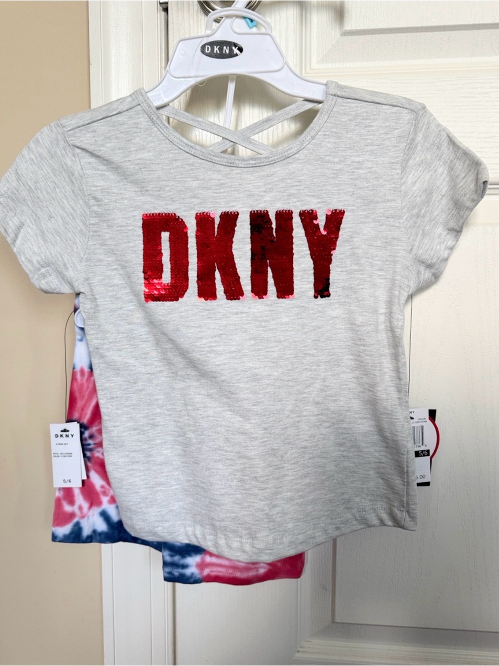 DKNY Girls Gray SS Tee Flip Red Sequins Logo Crisscross Tie Dye Shorts 5/6 NEW